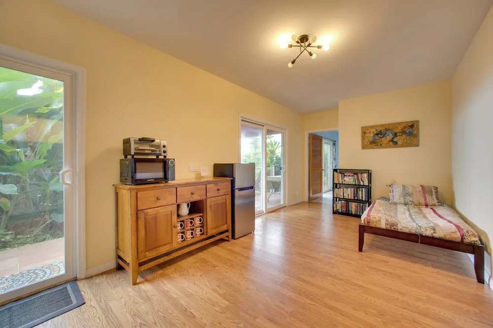 8 Mi to Magic Sands Beach: Tranquil Home w/ Lanai