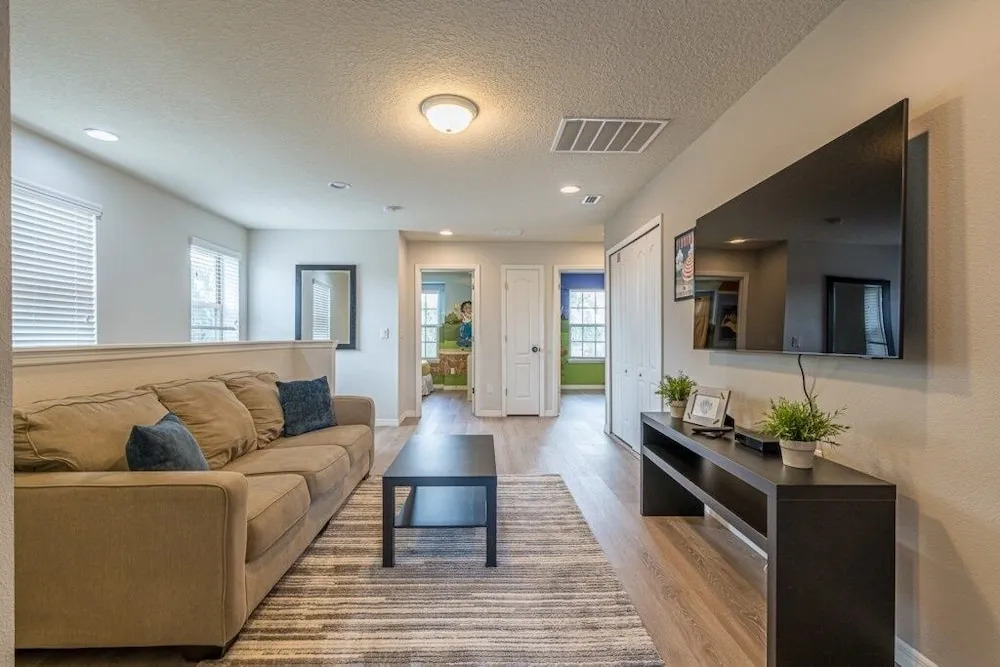 Lovely 5br Townhouse At Windsor At Westside 5 Bedroom Townhouse by RedAwning
