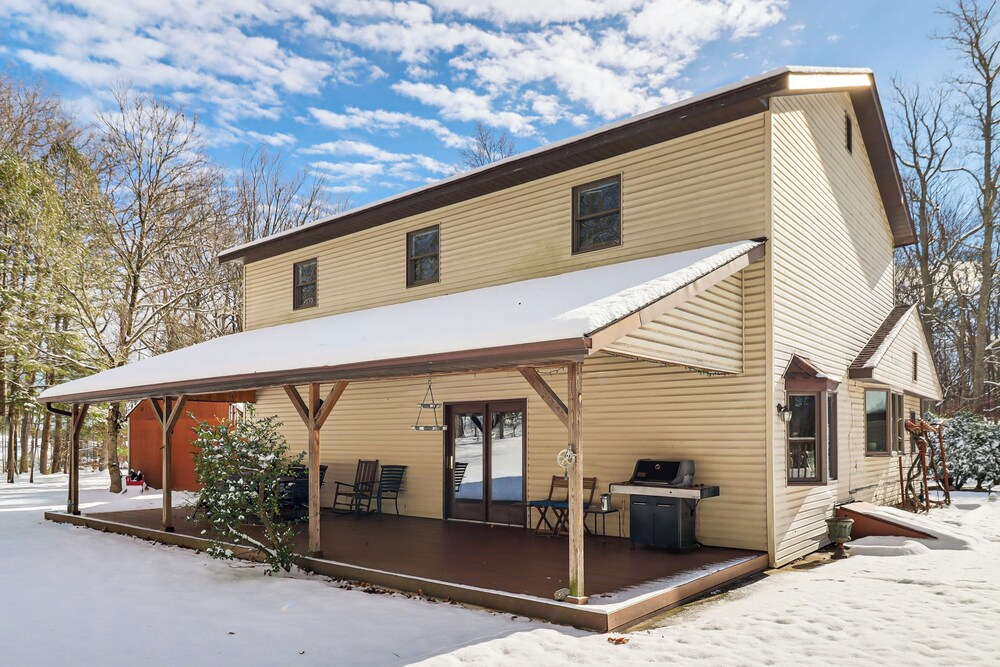 4 Mi to Camelback! Group-friendly Poconos Cabin