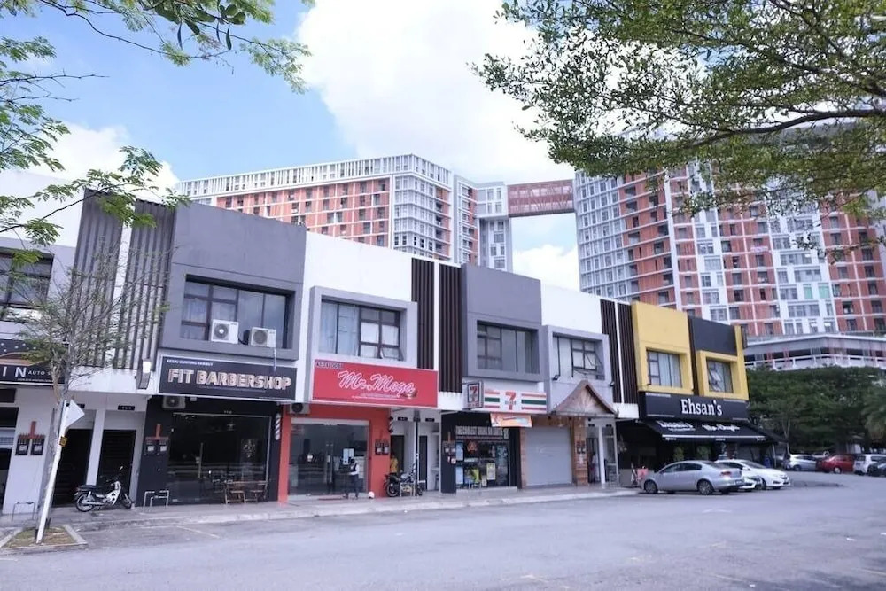 Suria Jelutong Cozy Studio by BeeStay