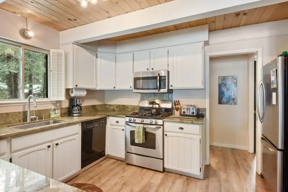 Roycraft Dog Friendly Cabin by RedAwning