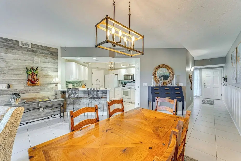 New Smyrna Beach Condo w/ Balcony & Ocean Walk