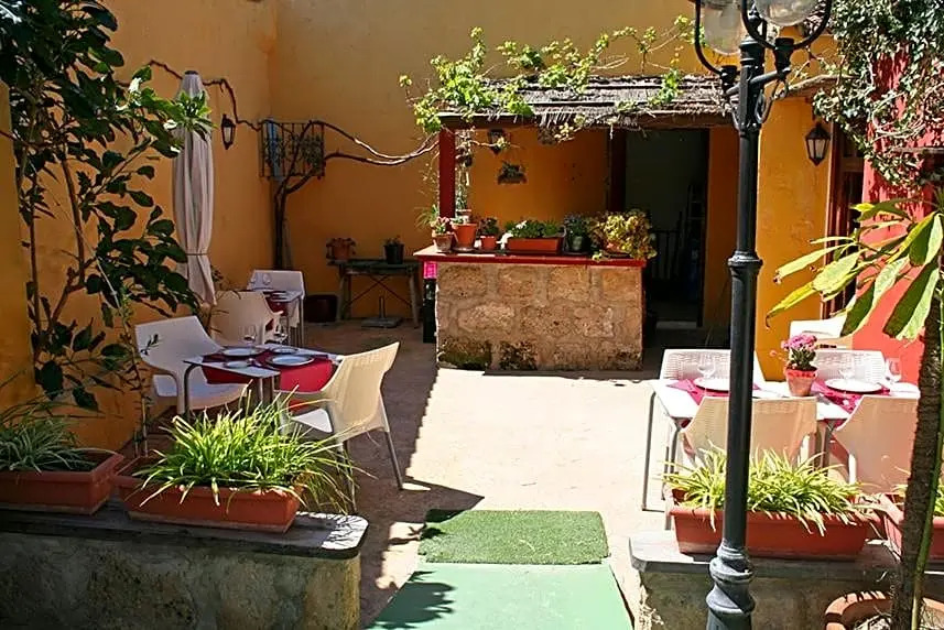 Casa Antiquary - Albergue Turístico
