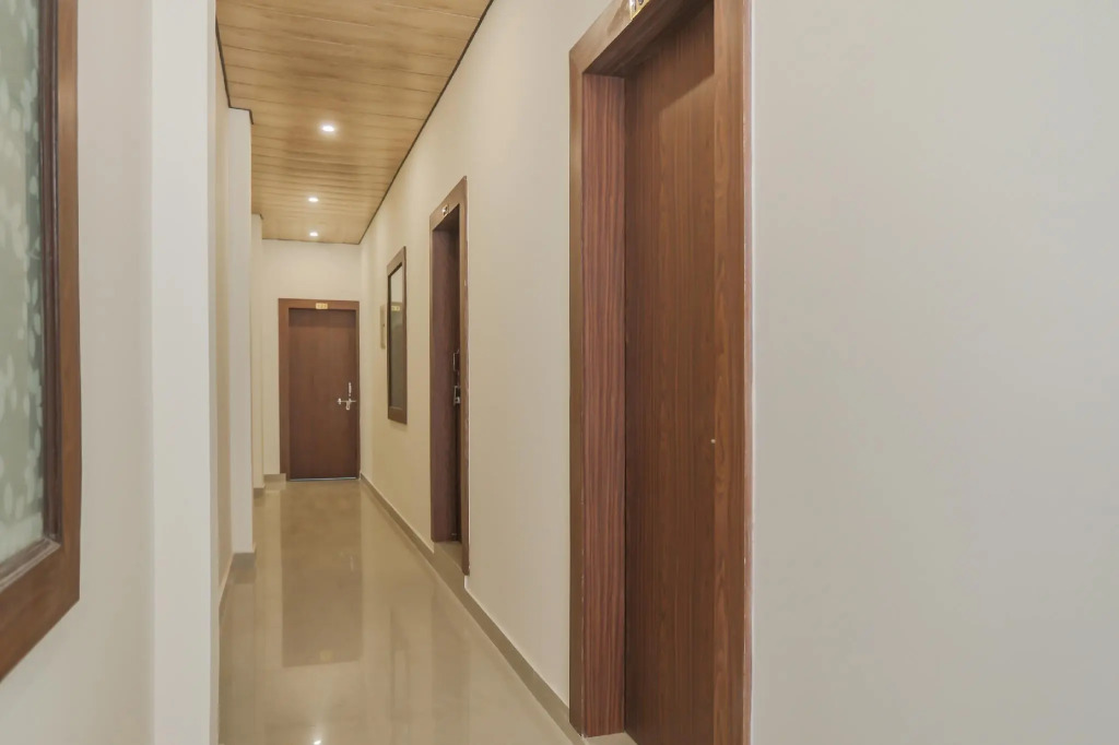 OYO 70438 Hotel R V Palace