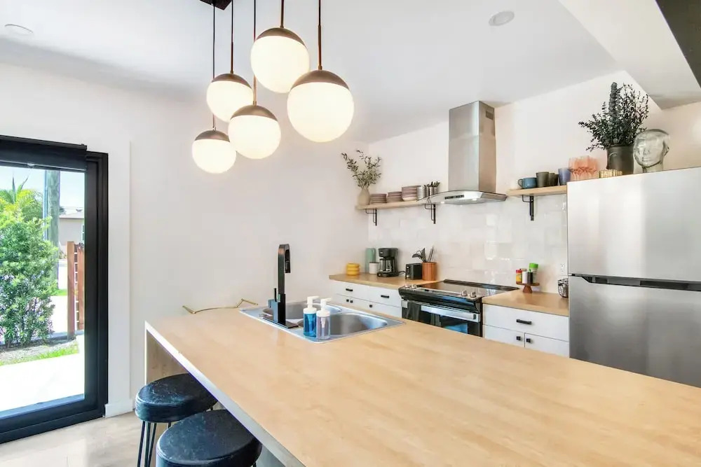 5BR Sleeps 14 w/ In-law Suite & Bbq!