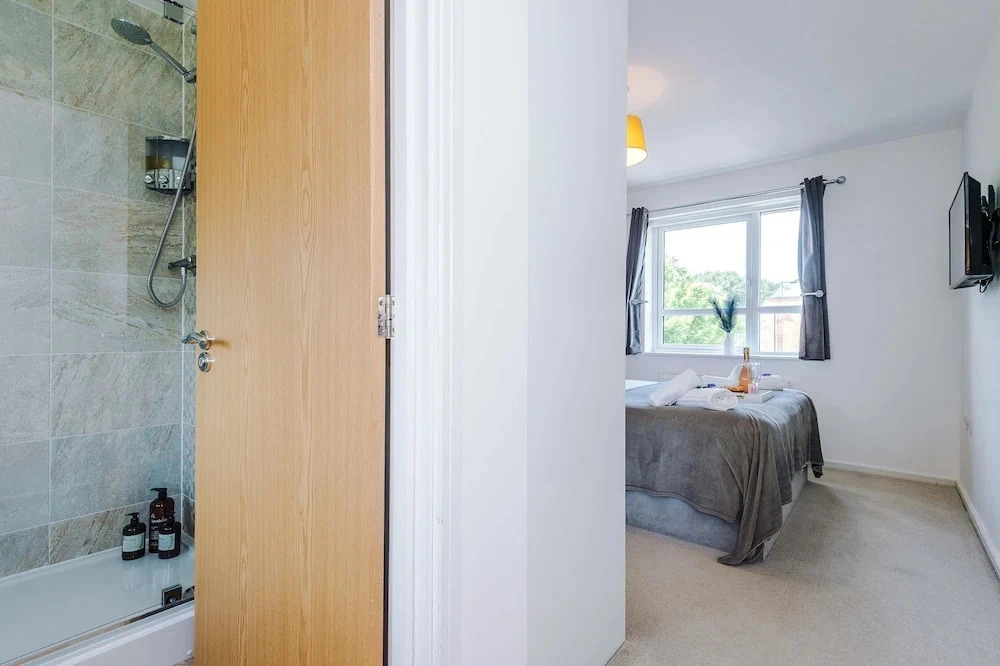 Perfect Riverside Home in Manchester Free Parking