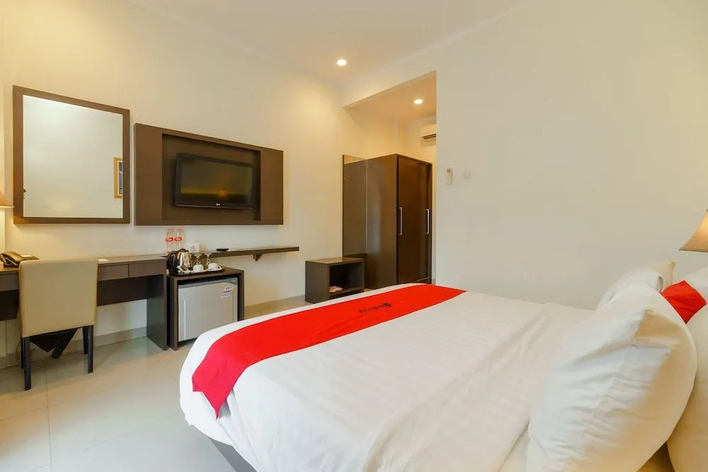 Alqueby Hotel near Kiara Artha Park & Trans Studio Mall Mitra RedDoorz