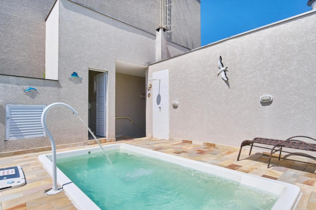 Confortável apartamento com ar, piscina, sacada Gurmet a 1 km da praia Grande
