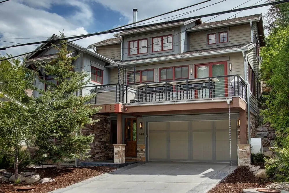 Modern 5bdr Right off Main Street w/ Hot Tub Main Street Escape by Avantstay