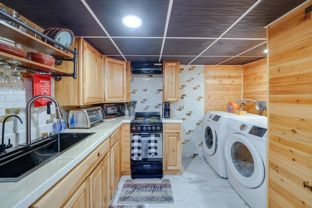 Beckley Studio w/ Private Hot Tub & Home Gym!