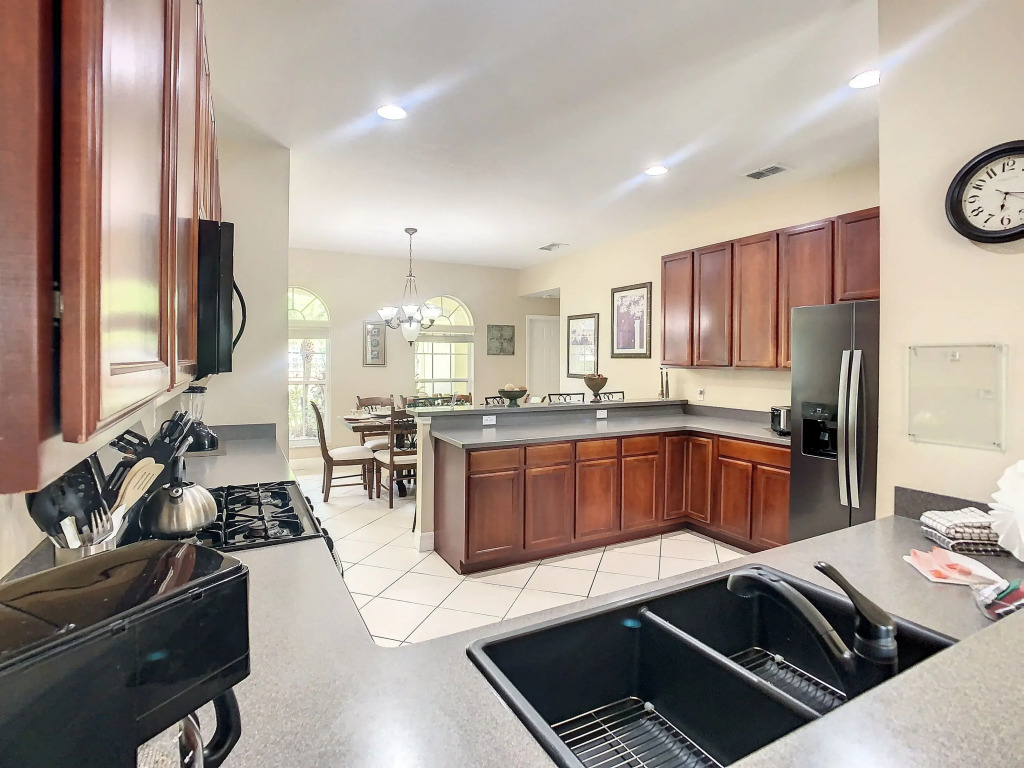 Fantastic 7 Bed 6 Bath in Prestigious Gated Comm