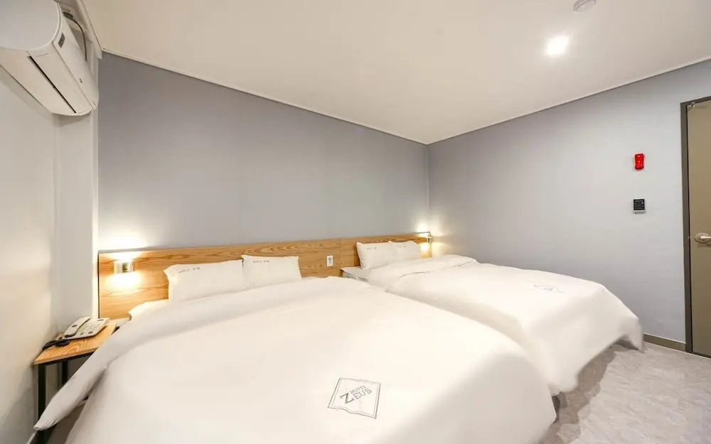 Zeus Motel