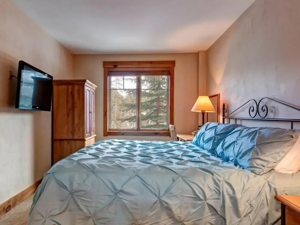 Luxury 2 Bedroom Mountain Vacation Rental in Breckenridge With Access to a Hot Tub and Heated Garage Parking