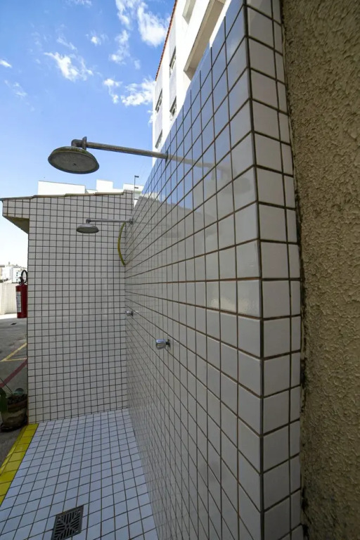 Apto 22E ar condicionado e ventilador, 2 quartos, churrasqueira, elevador e piscina
