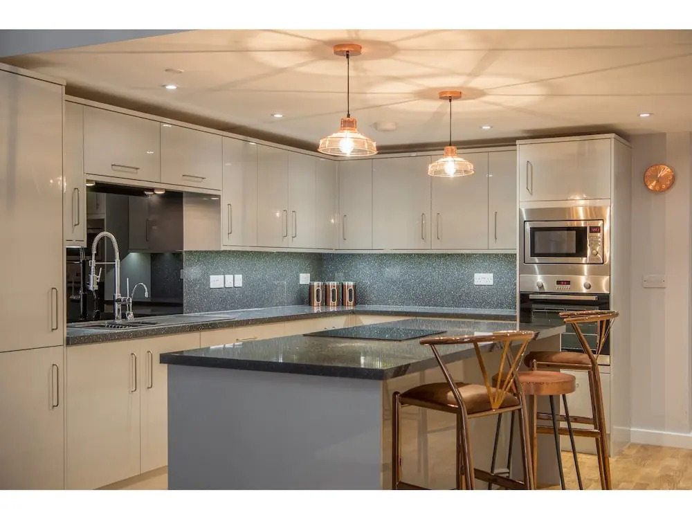 Modern, Stunning and Elegant 2 Bedroom Apt for 4