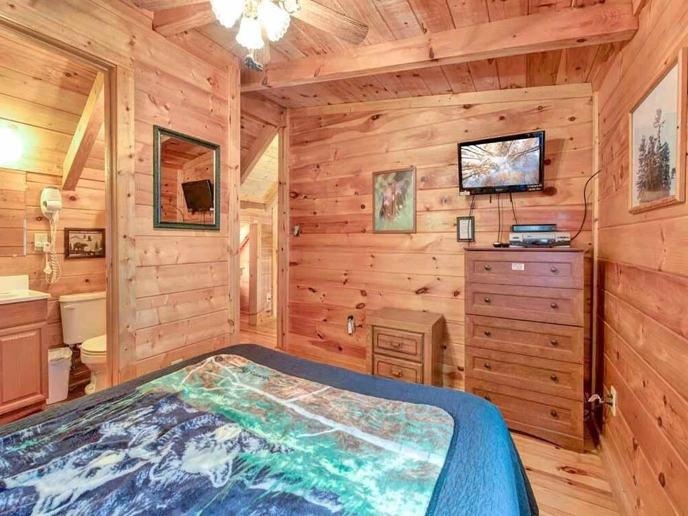 Three Bears Cabin 1 Bedroom Home with Hot Tub