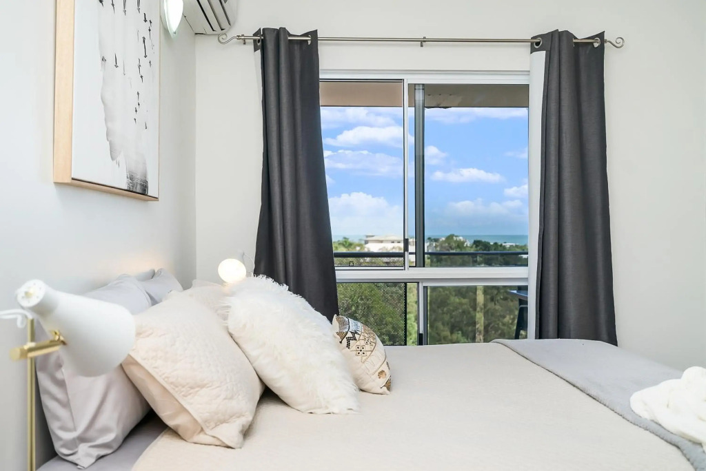 Huge CBD Top Floor Apartment with Breath Taking Views!