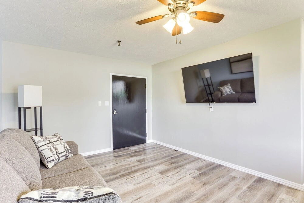 Walk to Oakland City University: Modern Apartment