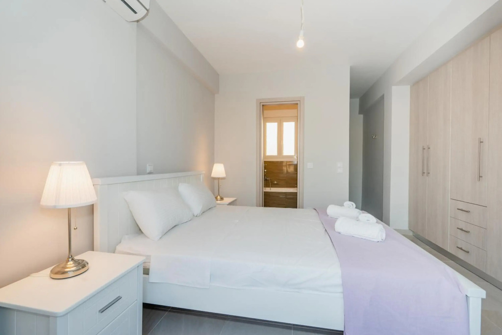 Sunny penthouse w/ Acropolis view next to metro