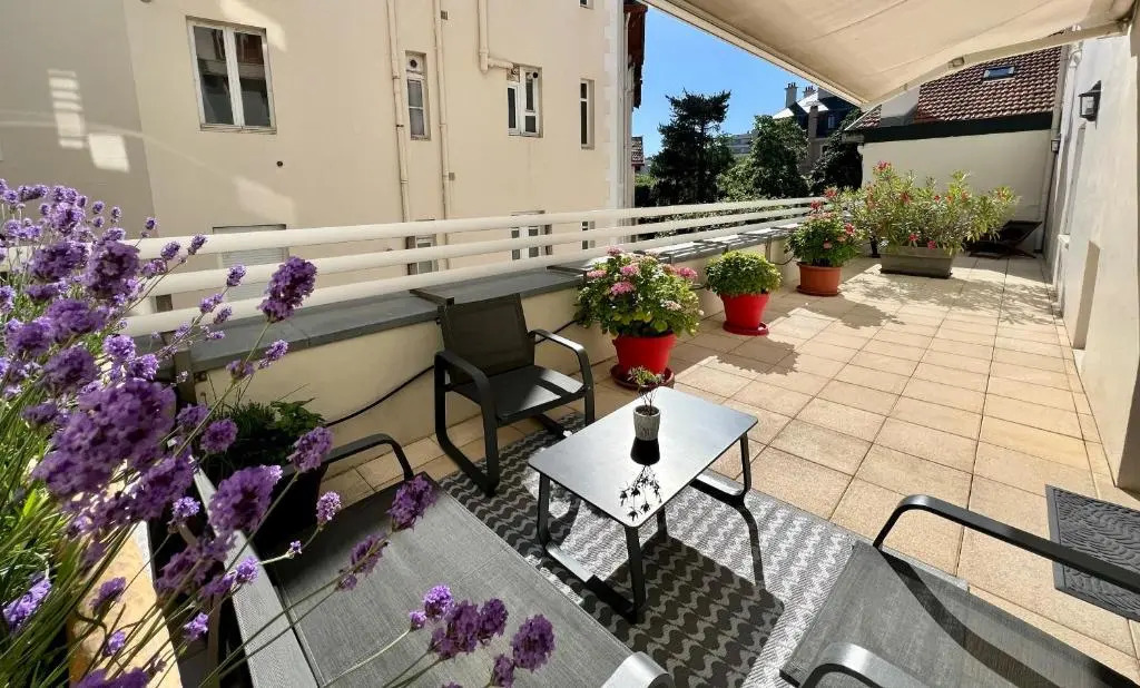 120m2 Avec Deux Terrasses Ensoleillees a Biarritz