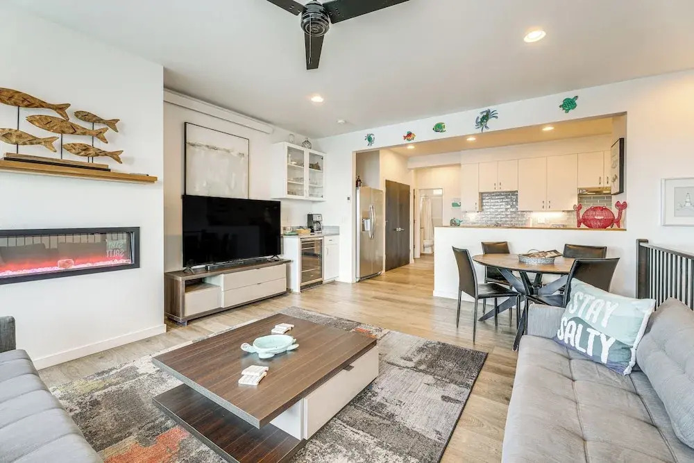 Depoe Bay Townhome w/ Deck & Stunning Ocean Views!