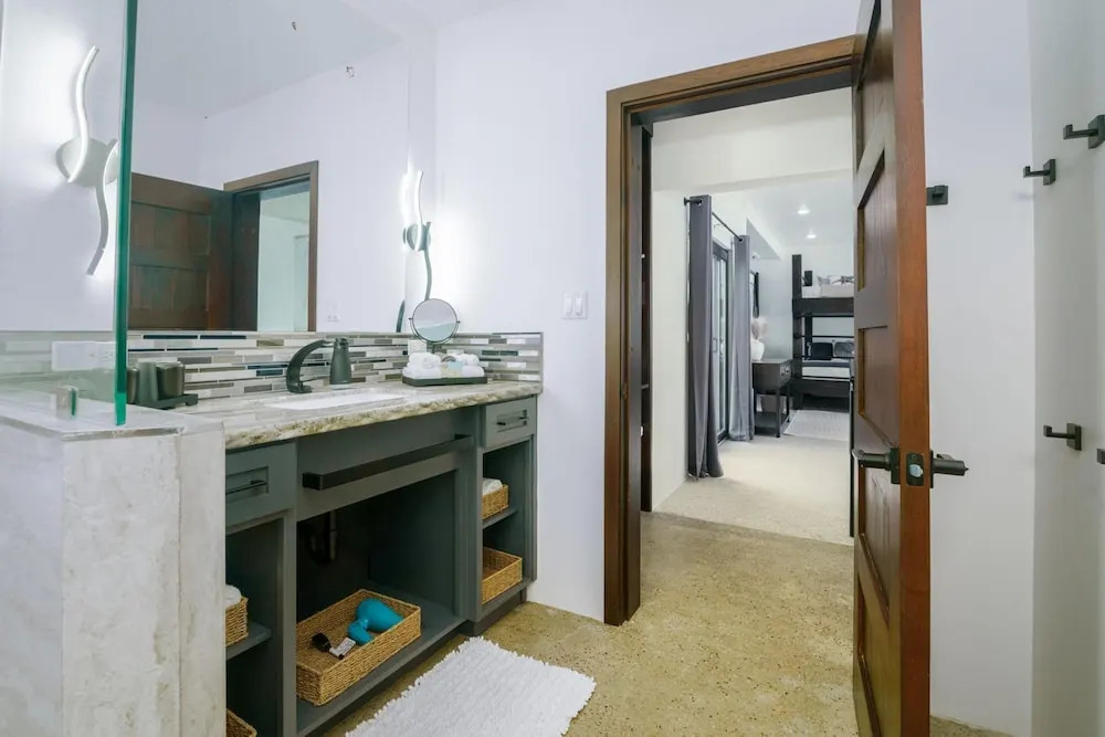 Sand Castle Vista - Spacious 4-Bed Villa in Placencia Village w Pool