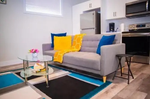 Air & Road Travelers' Perfect Spot! + Full Kitchen
