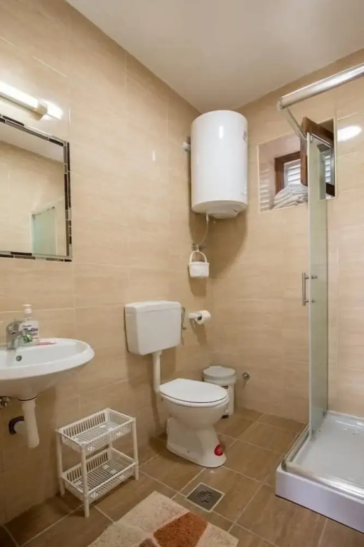 Dve kuce pored jezera