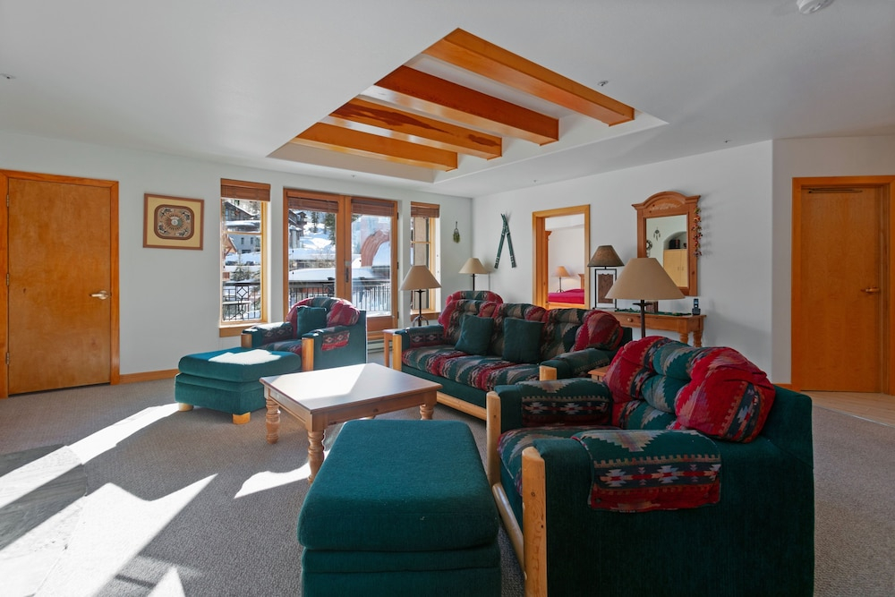 4208 - One Bedroom Standard Creekside Condominiums 1 Condo