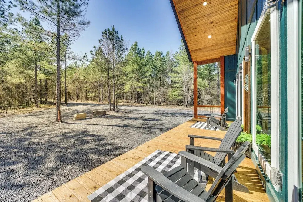 Broken Bow Cabin ~ 5 Mi to State Park w/ Hot Tub!