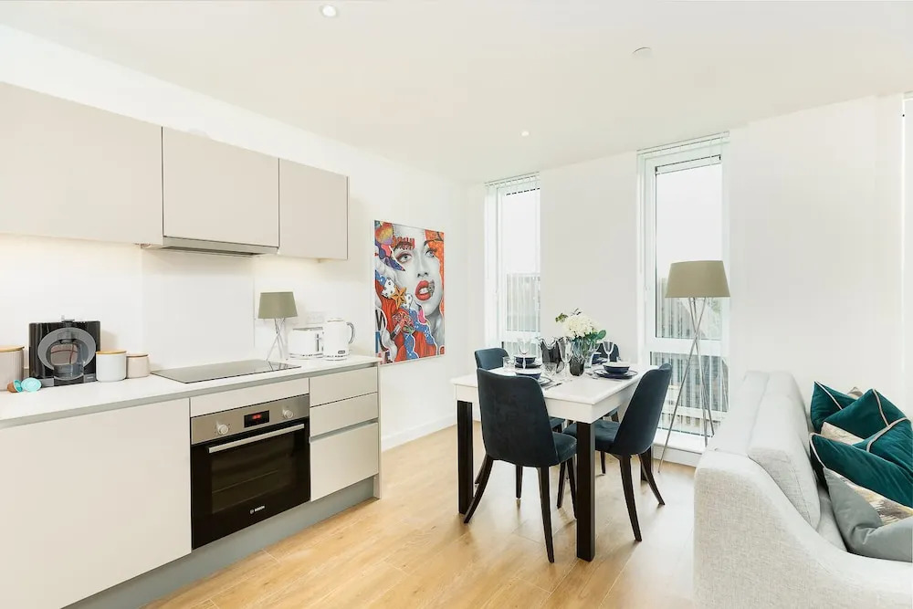 Price & Weeks - Winchester Suite (with Parking)