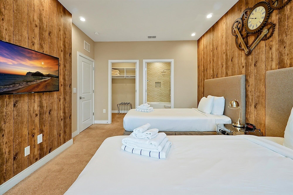 Spacious Luxury 4BR Suite Near Disney