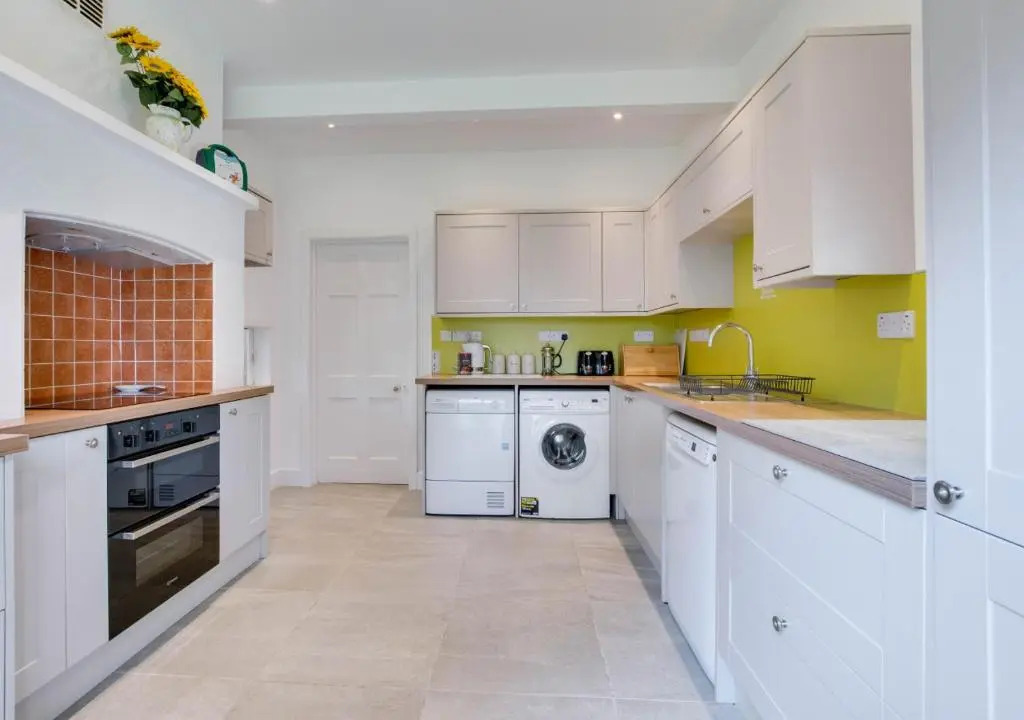 4 Bed in Harmans Cross oc-wy278