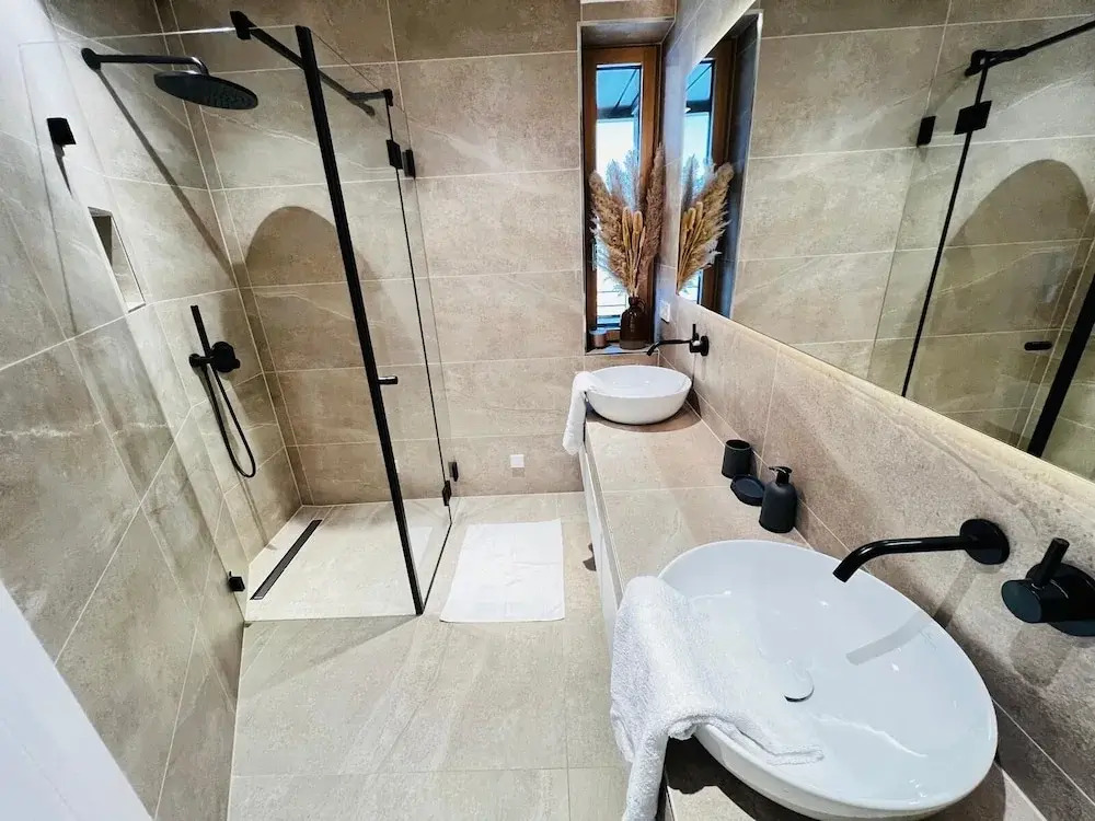 Beautiful one bedroom w balcony&parking