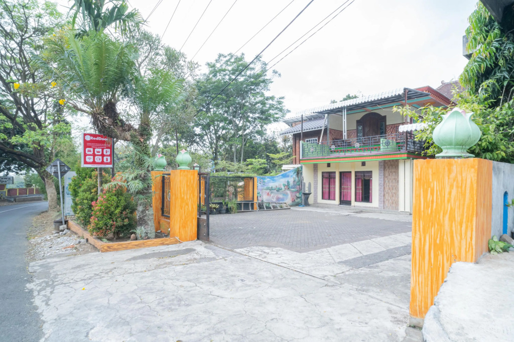 RedDoorz Syariah near Predator Fun Park Batu 2