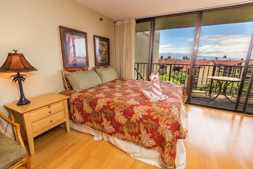 Kaanapali Shores Studio 642 Studio Bedroom Condo by RedAwning