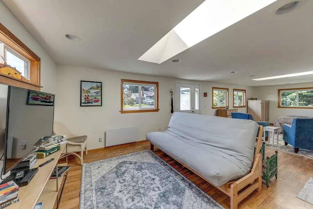 Walkable, Dog Friendly! Friday Harbor Stay w/ Deck