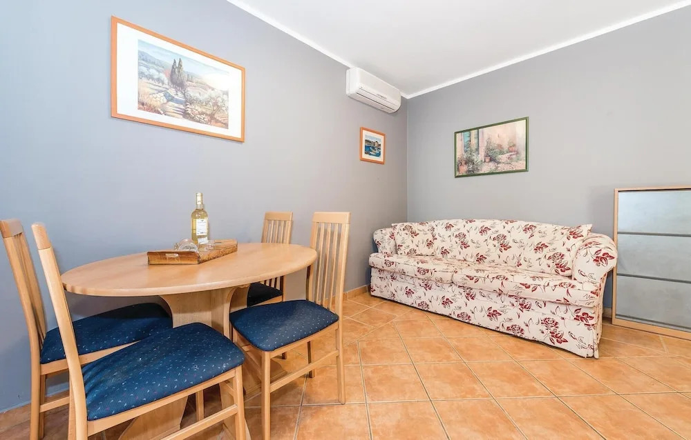 Nice Apartment in Grebastica With 1 Bedrooms and Wifi