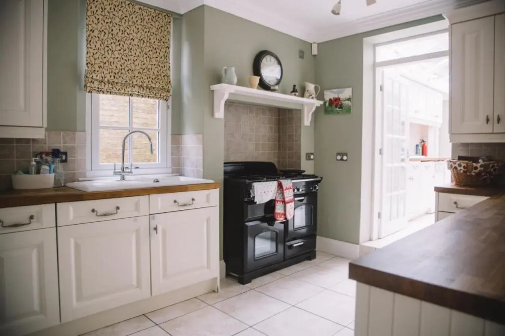 Wayside , 3 bed , 2 bath charming house close to Lincoln
