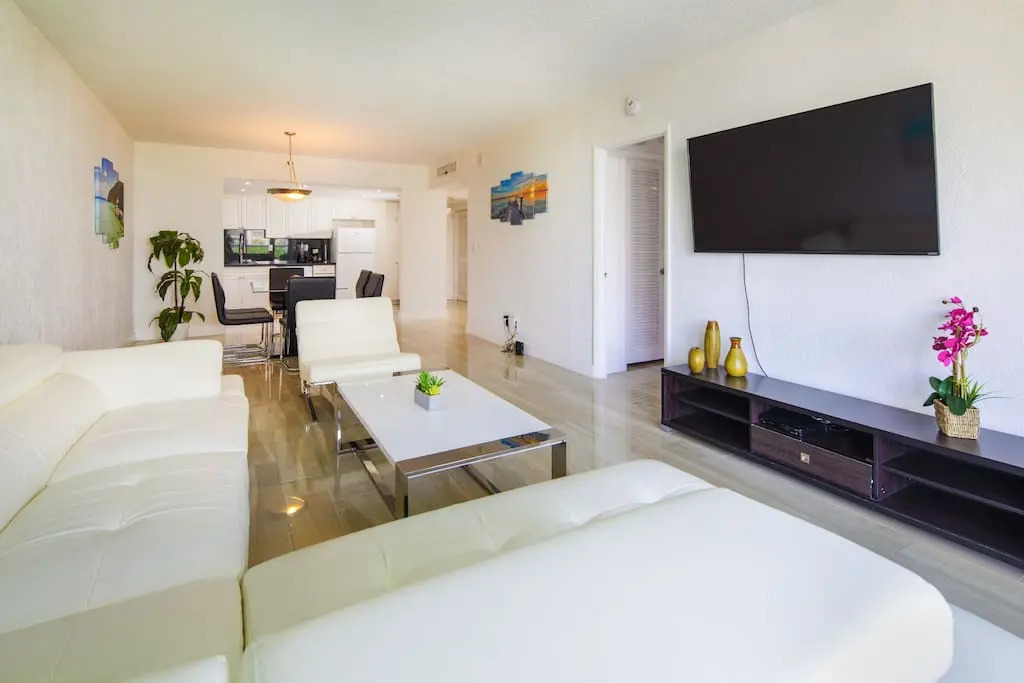 Awesome 2BR 2 BATH 1 Block to beach