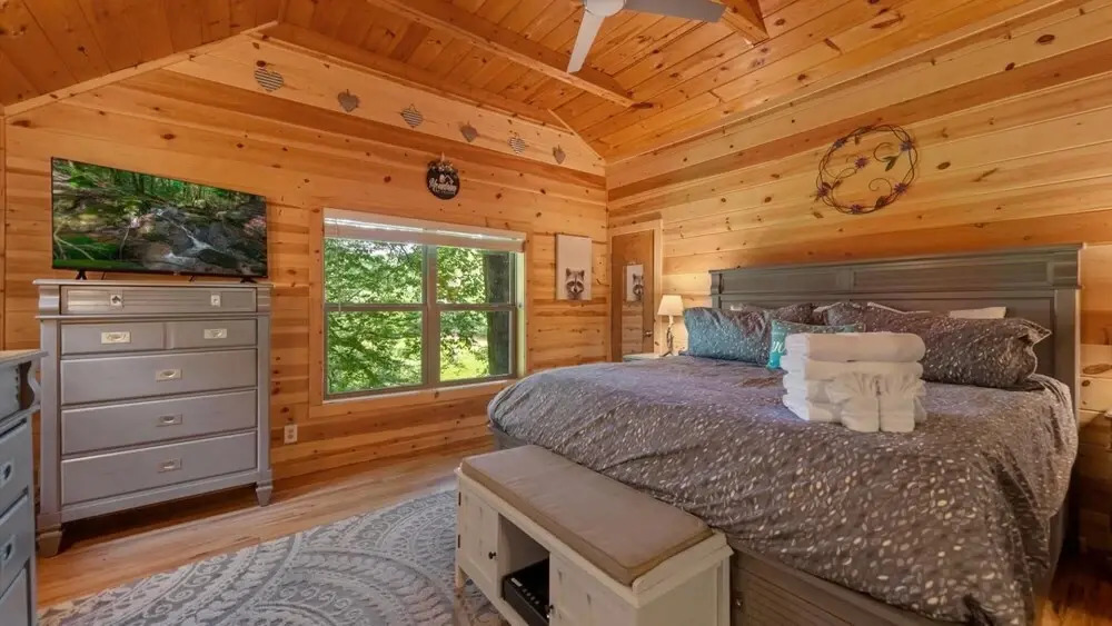 Hideaway Cabin on the Creek With Hot tub and More