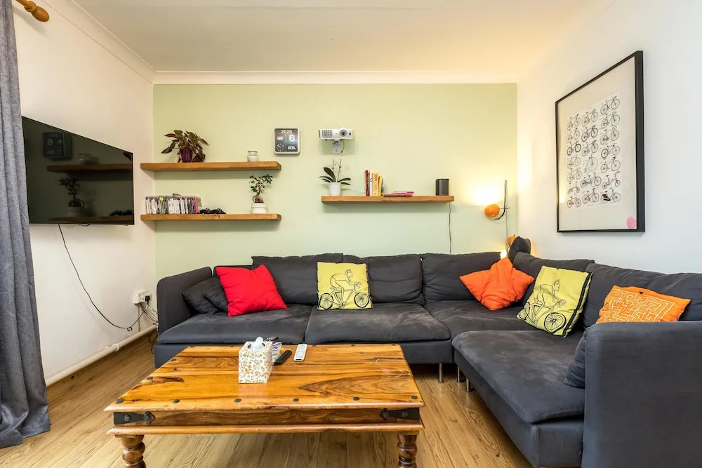 NEW Sleek & Colourful 2 Bedroom Flat Forest Hill