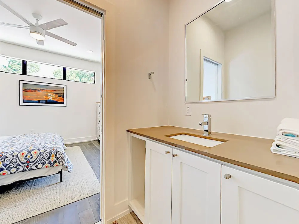 3br W/ Contemporary Kitchen, Patios 3 Bedroom Duplex