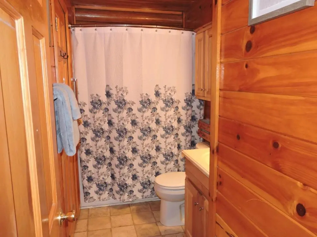 5 min to Dollywood, great location, excellent parking, hot tub, pool table