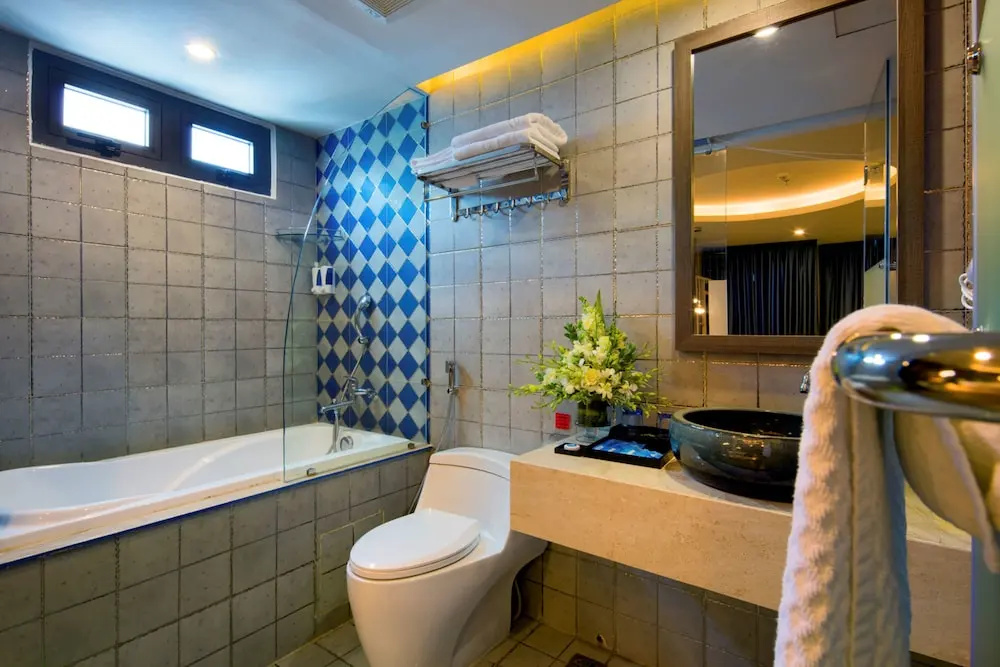 Aaron Hotel