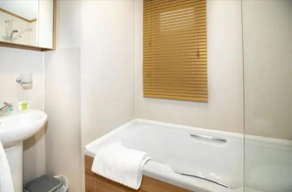 3-bed Lodge Sleeps 6 -hot tub -resort Access