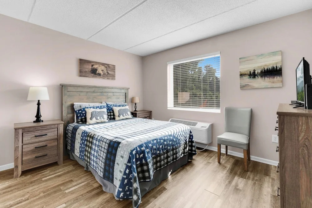 Trendy 2 BDR Condo w/ Pool + Hot Tub Near Downtown