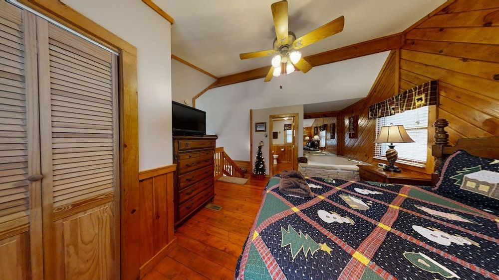Always Christmas 2 Bedroom Cabin by RedAwning