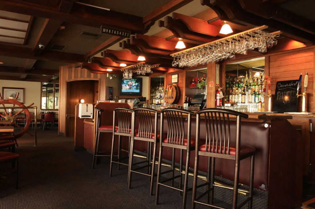 Clover Island Inn