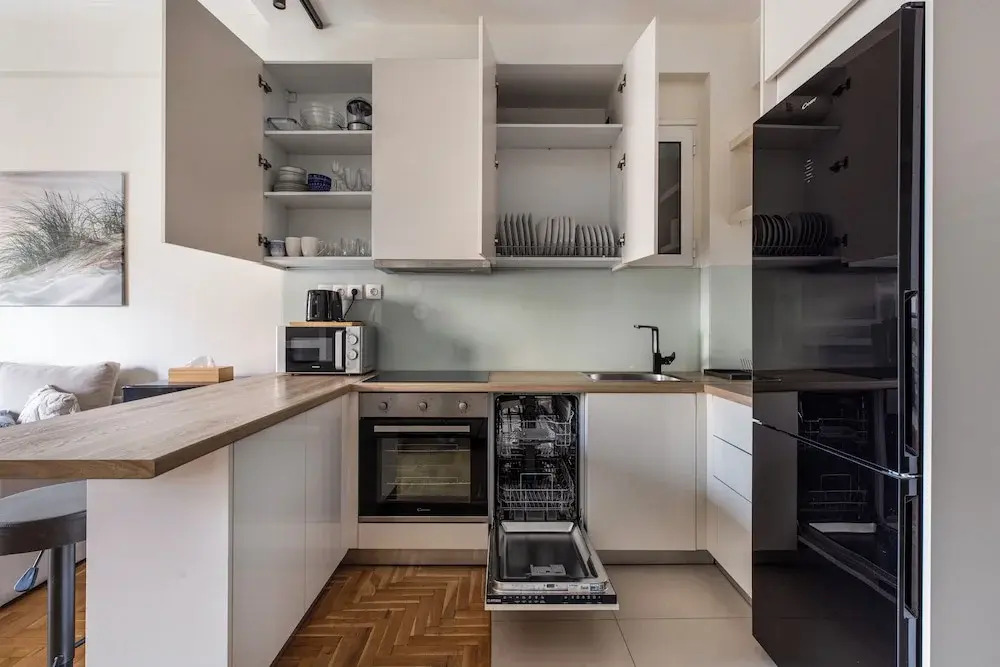 Attica - Captivating 2-Bedroom Apt & Balcony in Athens